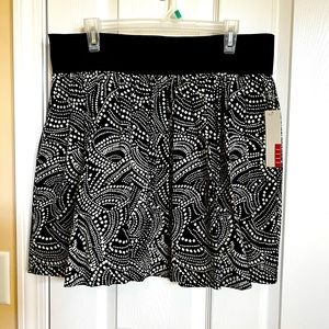 Elle, Black & White abstract dots Elastic High Waist Zipped Short Skirt.